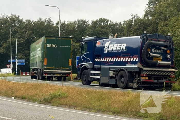 Vrachtwagen verliest lading op afrit