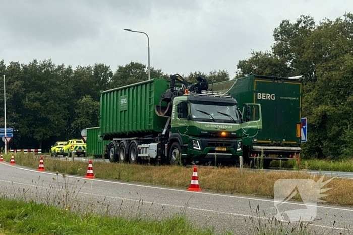 Vrachtwagen verliest lading op afrit