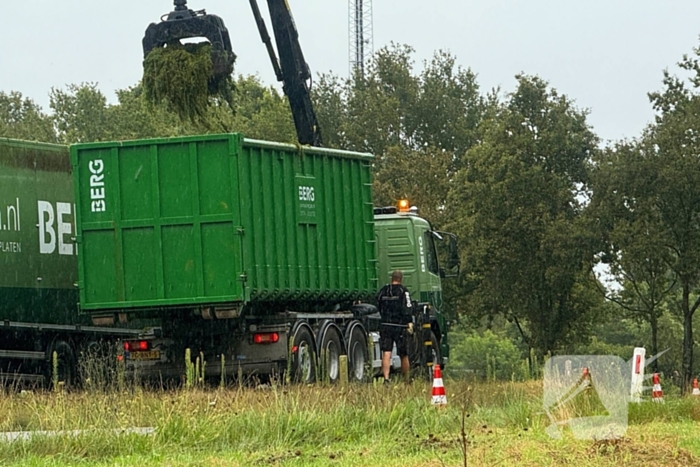 Vrachtwagen verliest lading op afrit