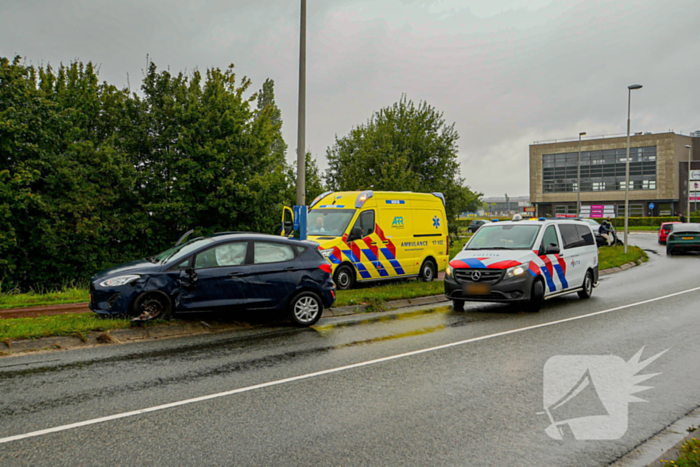 Bestuurster botst tegen vrachtwagentrailer na nooduitwijking