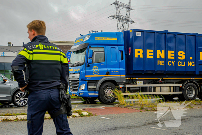 Bestuurster botst tegen vrachtwagentrailer na nooduitwijking