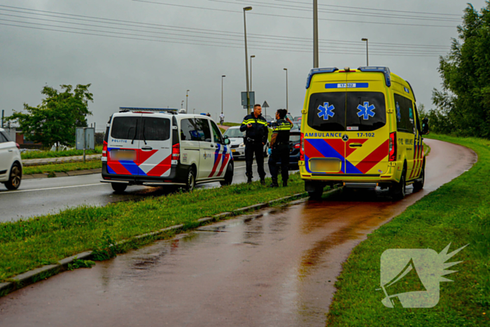 Bestuurster botst tegen vrachtwagentrailer na nooduitwijking