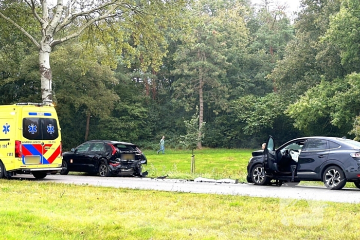 Gewonden en auto zwaar beschadigd bij kettingbotsing