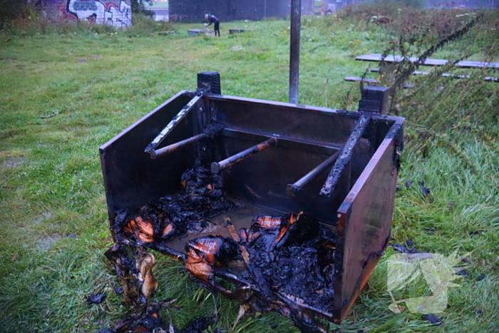 Buitenbrand vanuit brandweerwagen geblust tijdens regenval