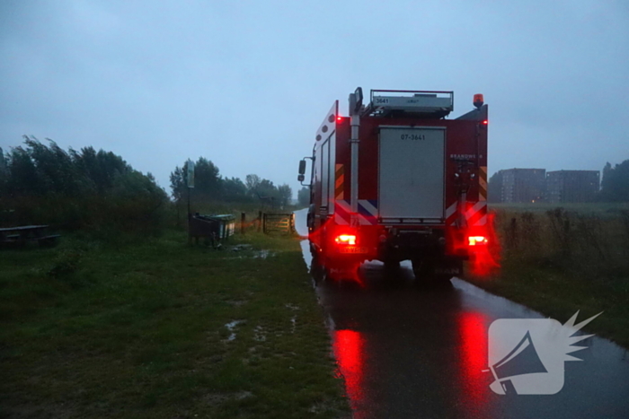 Buitenbrand vanuit brandweerwagen geblust tijdens regenval