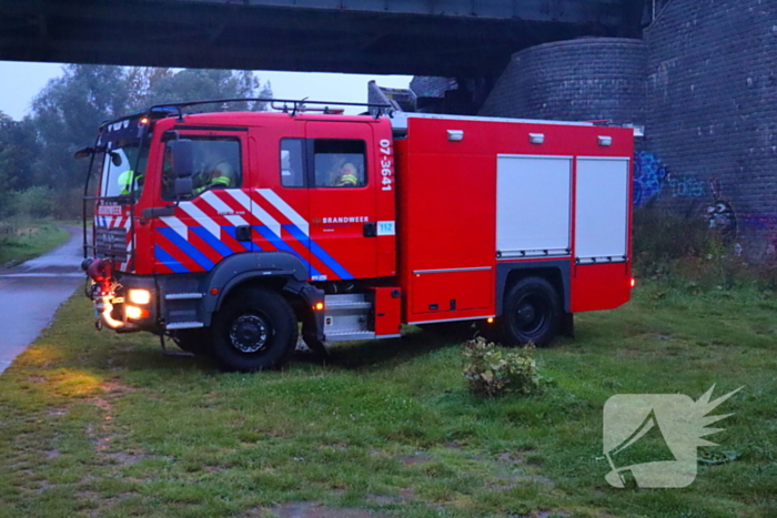 Buitenbrand vanuit brandweerwagen geblust tijdens regenval