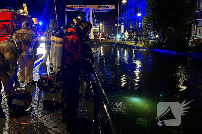 Omstanders halen persoon uit water na botsing