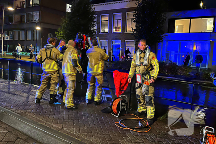 Omstanders halen persoon uit water na botsing