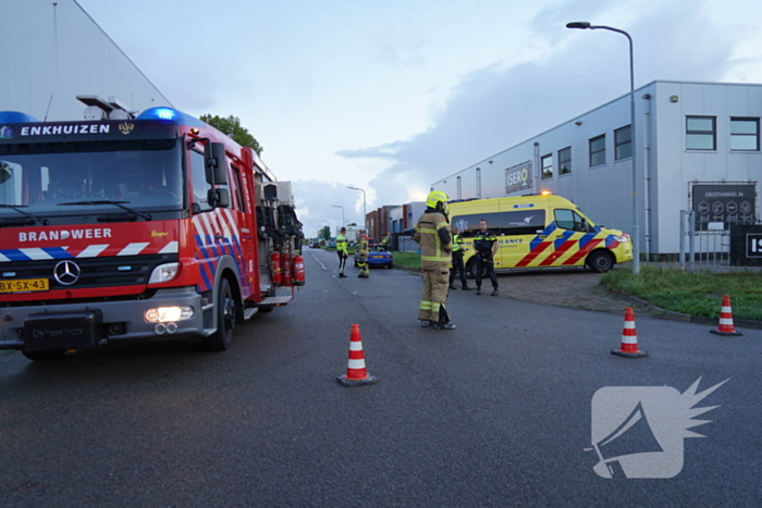 Automobilist verliest controle en botst tegen boom