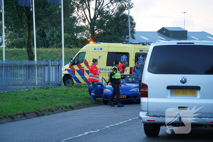 Automobilist verliest controle en botst tegen boom