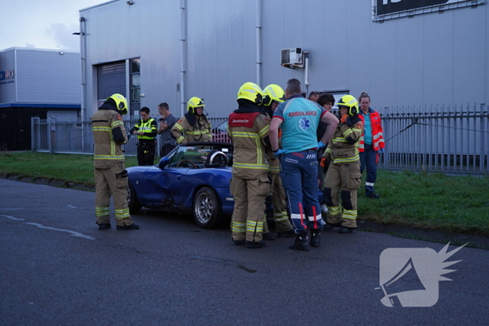 Automobilist verliest controle en botst tegen boom