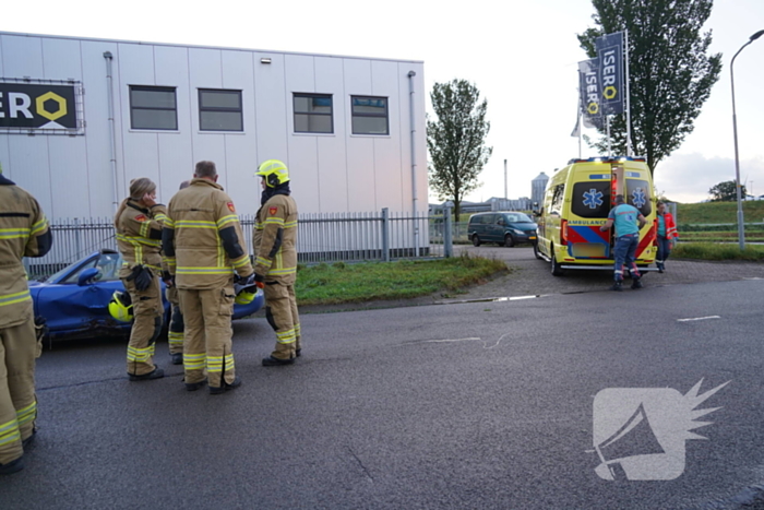 Automobilist verliest controle en botst tegen boom