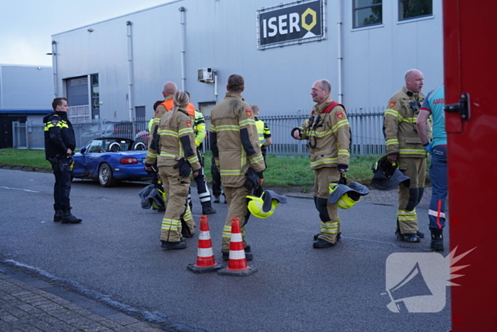 Automobilist verliest controle en botst tegen boom