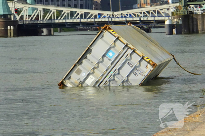 Containers te water na botsing met brug