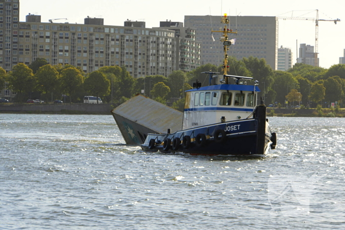 Containers te water na botsing met brug