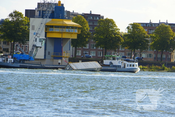 Containers te water na botsing met brug