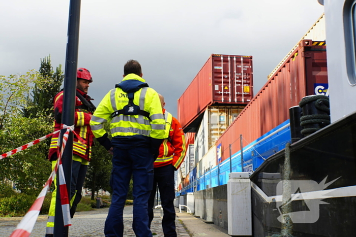 Containers te water na botsing met brug