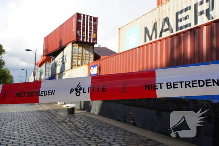 Containers te water na botsing met brug