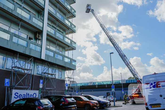 Hoogwerker ingezet bij stormschade aan flatgebouw