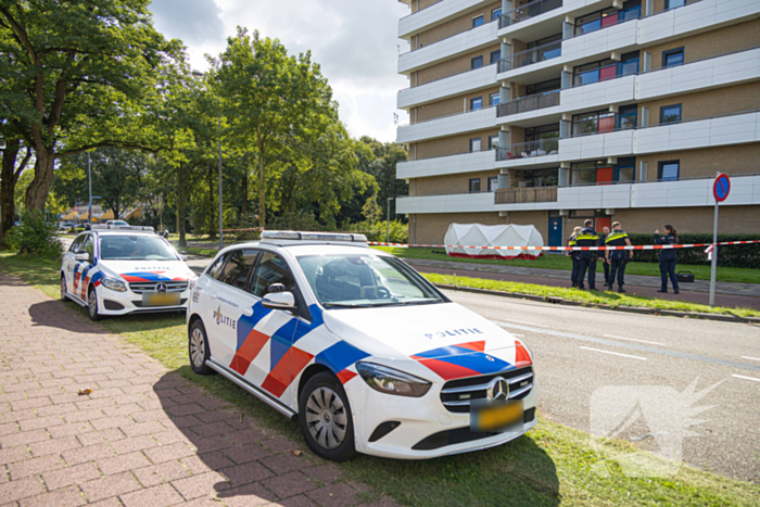 Persoon overlijdt na val van flatgebouw