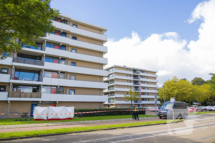 Persoon overlijdt na val van flatgebouw