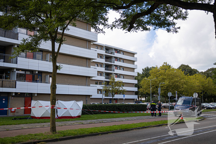 Persoon overlijdt na val van flatgebouw