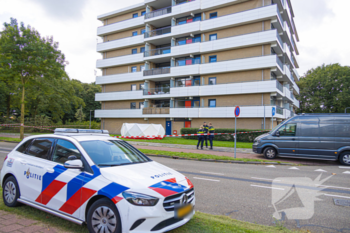 Persoon overlijdt na val van flatgebouw