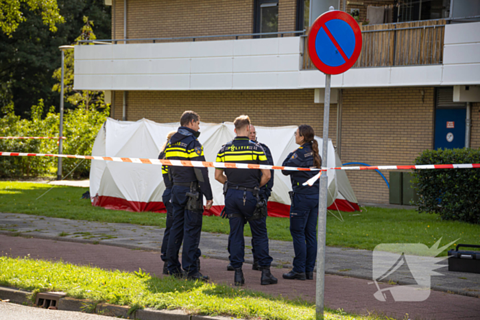 Persoon overlijdt na val van flatgebouw