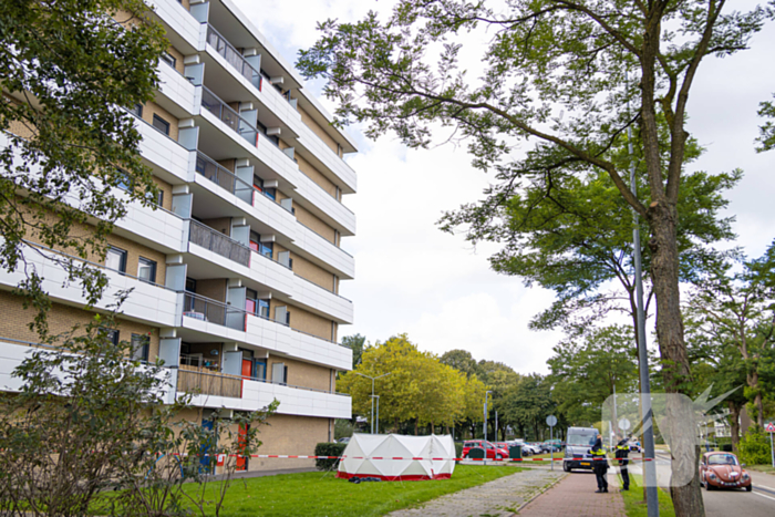 Persoon overlijdt na val van flatgebouw