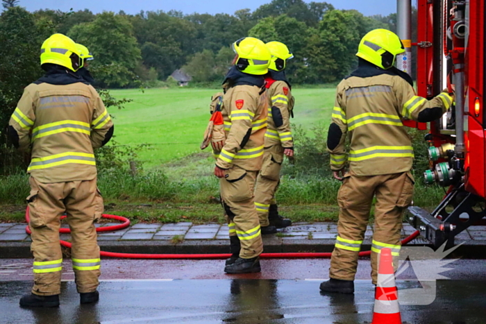 Brandweer verwijdert loshangende tak