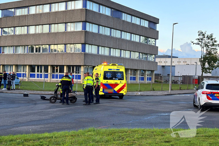 Personenauto rijdt door hek na botsing