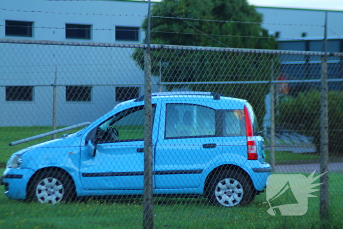 Personenauto rijdt door hek na botsing