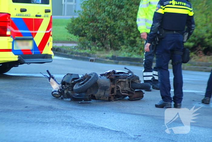 Personenauto rijdt door hek na botsing