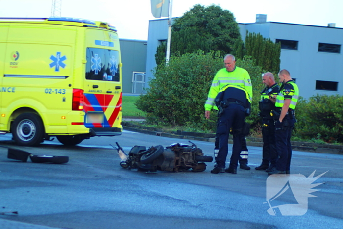 Personenauto rijdt door hek na botsing