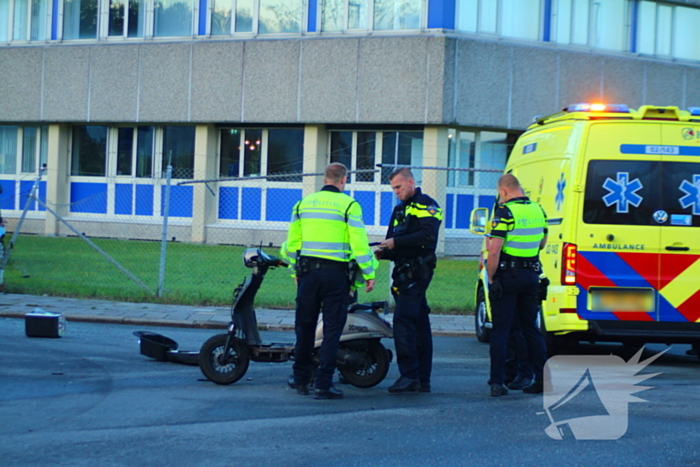 Personenauto rijdt door hek na botsing