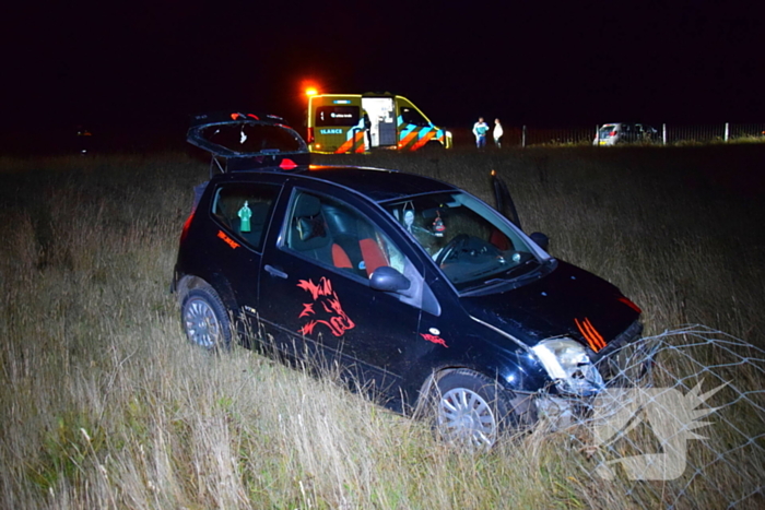 Auto rijdt van talud en ramt hekwerk