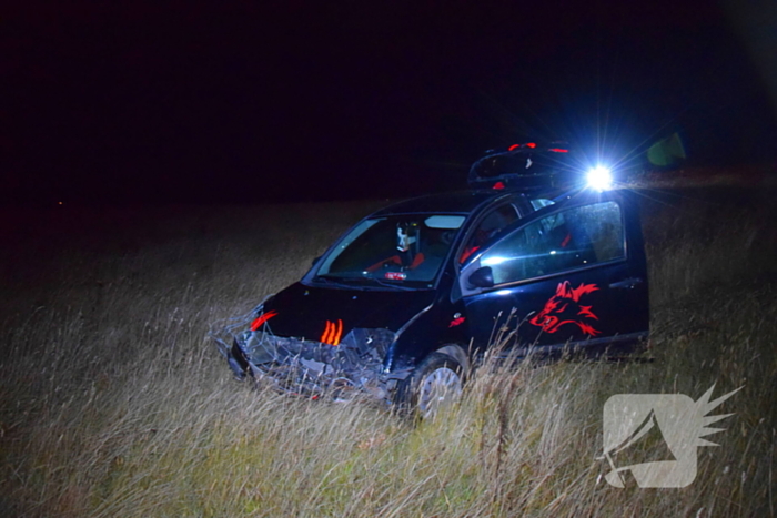 Auto rijdt van talud en ramt hekwerk