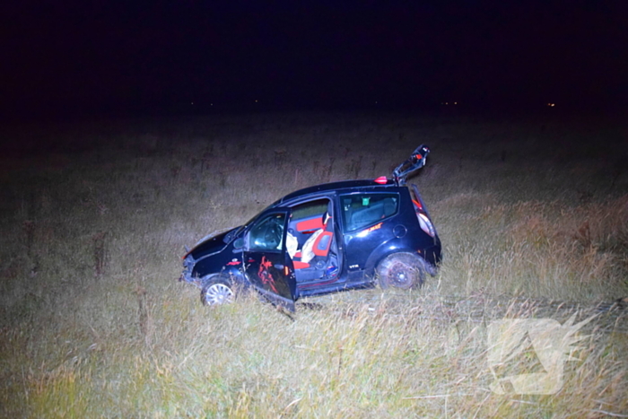 Auto rijdt van talud en ramt hekwerk