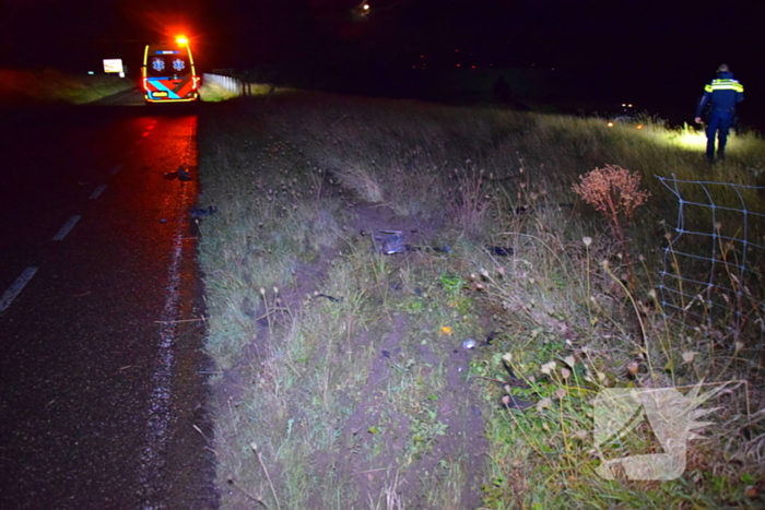 Auto rijdt van talud en ramt hekwerk