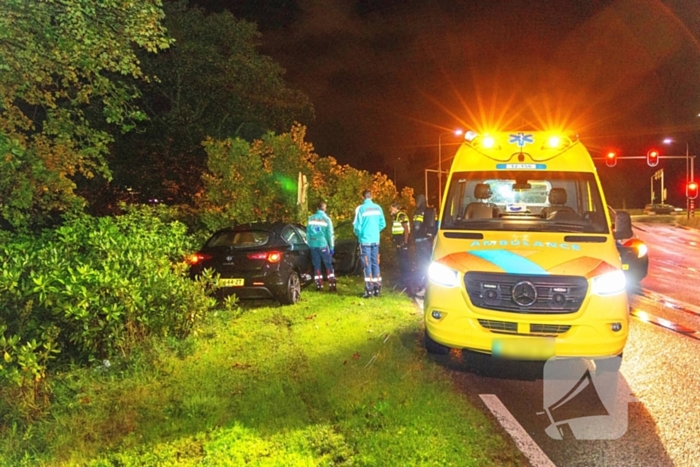 Boom doormidden nadat auto van weg raakt