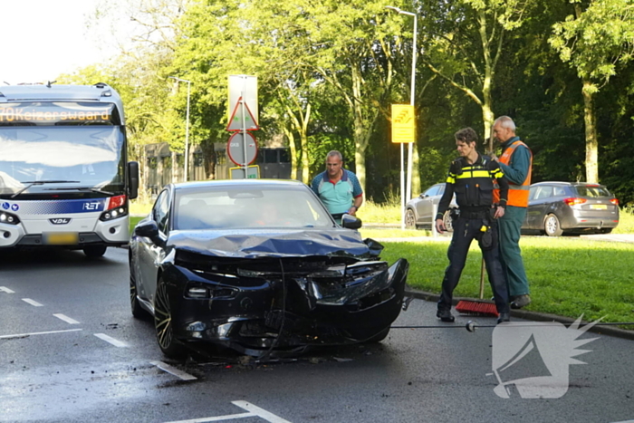 Taxichauffeur gewond bij botsing met graafmachine