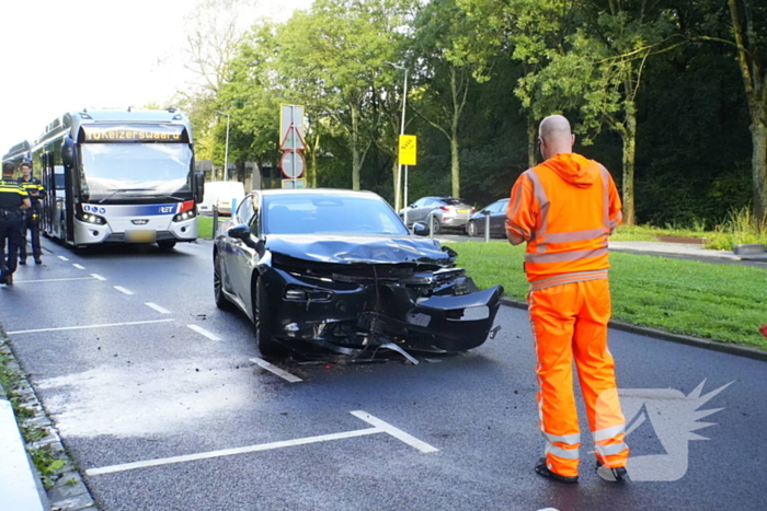 Taxichauffeur gewond bij botsing met graafmachine