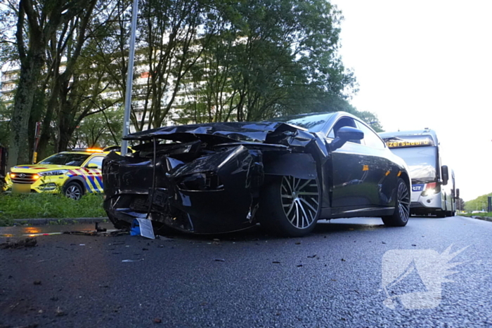 Taxichauffeur gewond bij botsing met graafmachine