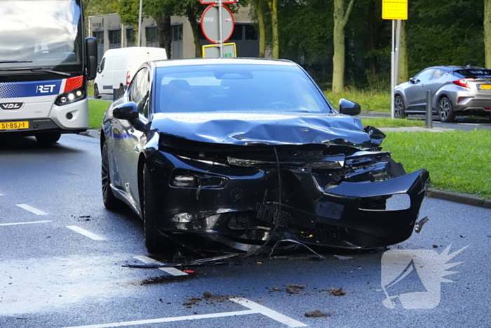 Taxichauffeur gewond bij botsing met graafmachine