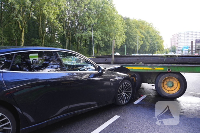 Taxichauffeur gewond bij botsing met graafmachine