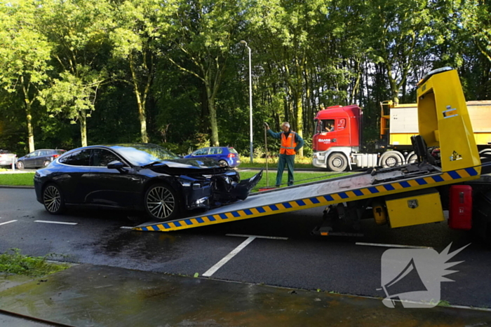 Taxichauffeur gewond bij botsing met graafmachine