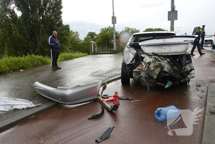 Veel schade bij aanrijding tussen bestelbus en een personenauto