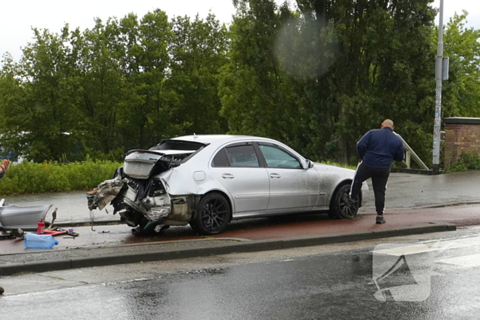 Veel schade bij aanrijding tussen bestelbus en een personenauto