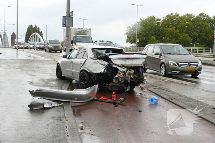 Veel schade bij aanrijding tussen bestelbus en een personenauto