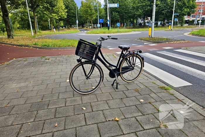 Weer is het raak op een rotonde fietsster aangereden